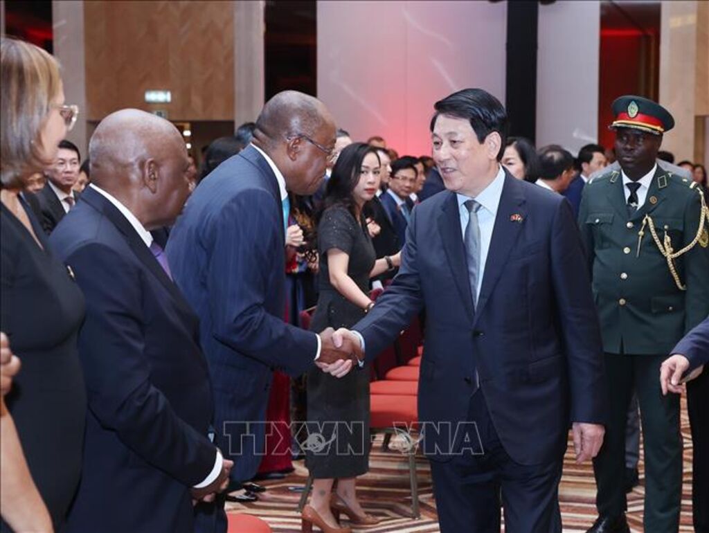 Uống Nước Dứa Trước Khi Quan Hệ: Sự Thật Đằng Sau Lời Đồn Đại Về "Hương Vị Tình Yêu"