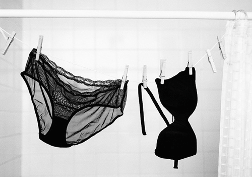 Tinh trùng dính vào quần áo bao lâu thì chết? Sự thật bạn cần biết