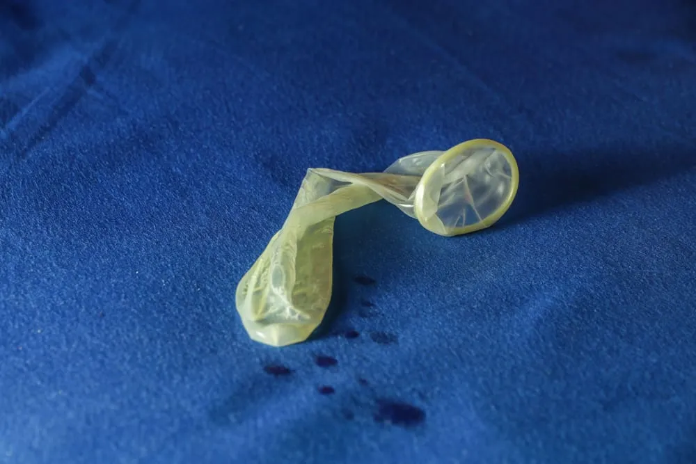 Tuột Bao Cao Su Có Bị HIV Không? Chị Em Cùng Tìm Hiểu Để Không Hoang Mang!